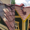 Vzdrževalna dela: Streha na otroški hiški - pred obnovo in po njej